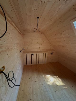 Útulný interiér z našich obkladových palubek 19x121 z Estonska🥰 #wood #architecture #drevo #house #woodenhousedesign...