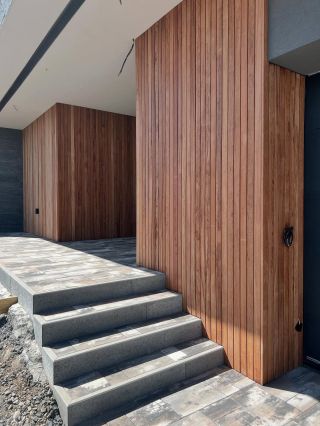 Ve spolupráci @beskyles jsme dodali obklad z nezvykle dřeviny Angelim pedra😁 #wood #facade #garden #woodarchitecture...