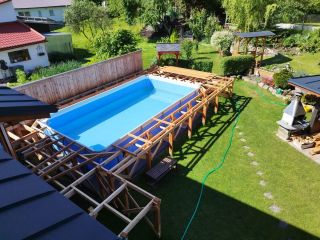 ✨ Další spokojený zákazník! ✨ Podívejte se na krásnou terasu kolem bazénu, kterou náš zákazník postavil z exotického dřeva...