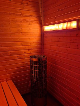Další povedená sauna😍 Vnitřní obklad je ze severského smrku a lavičky jsou vyrobené z osiky. Konstrukce je z KVH hranolů....