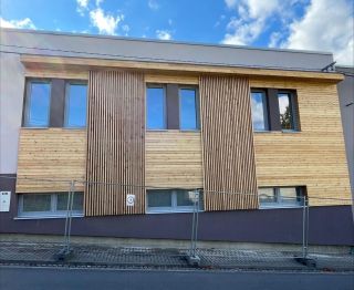 Fasádní obklad tentokrát ze Sib.modřinu na kulturní dům v Bernaticích 😍 Koukněte na e-shop máme nové profily v nabídce...