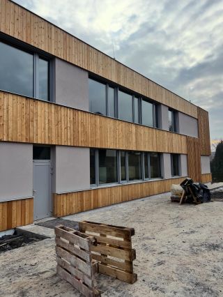 Tentokrát tady mame provětrávanou fasádu ze Sibiřského modřínu na školní budově. Jedná se o kombinace prken a podkladních...